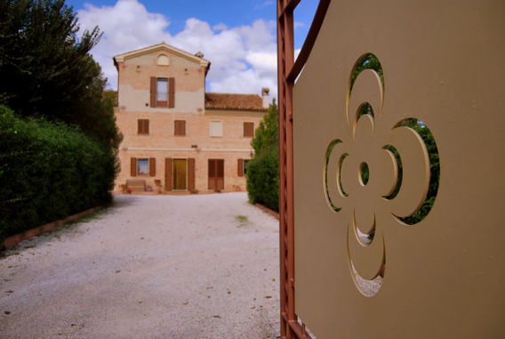 Agriturismo La Tana Del Ghiro con Camere Climatizzate e ampio parcheggio presso Serra De Conti Ancona